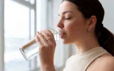 Beber menos agua para evitar ir al baño en los viajes puede perjudicar el suelo pélvico